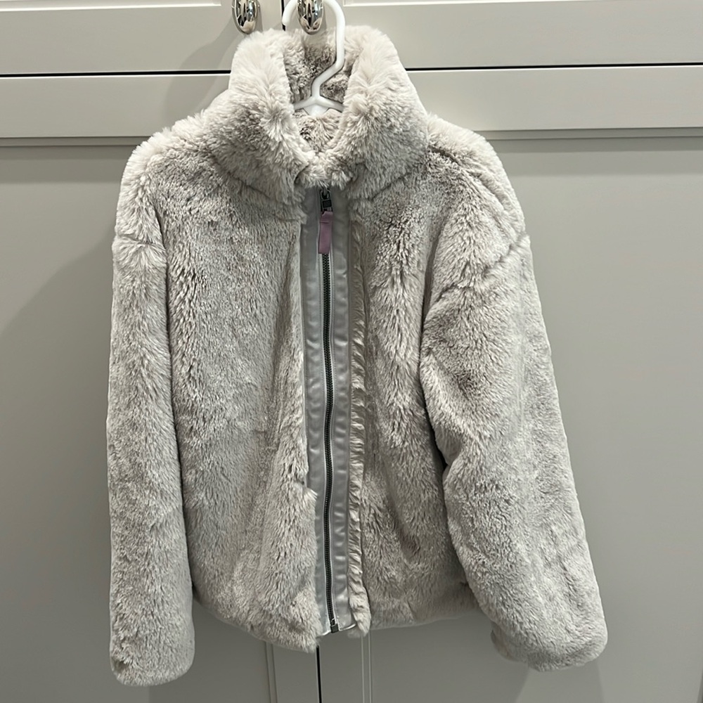 Girls Patagonia faux fur coat. Sz 10